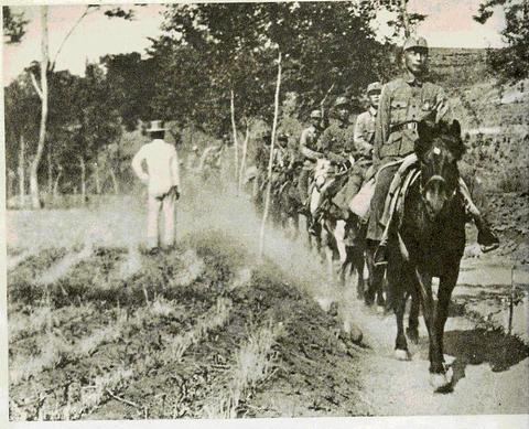 1937年聂荣臻率领军区机关由五台向河北阜平进发